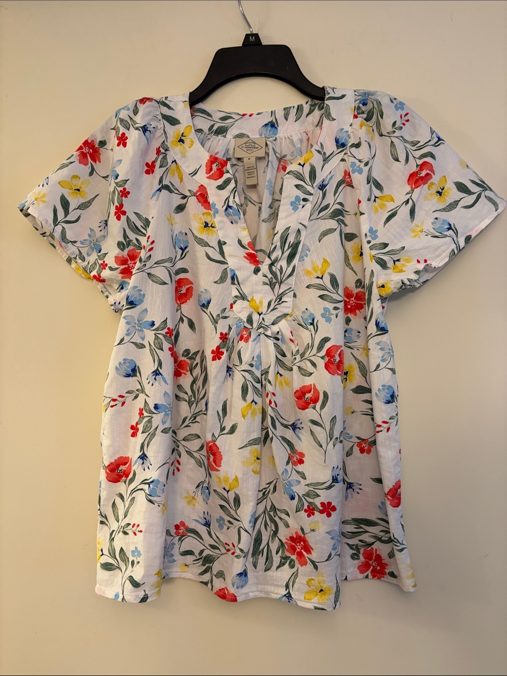 St. John's Bay Women’s White Floral V-Neck Short Sleeve Top, size M